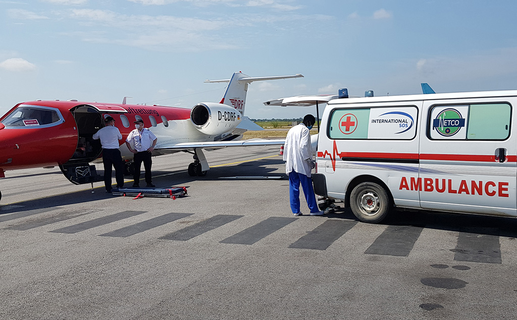 Medizin-Crew und Patient am Flughafen in Pointe-Noire (Quelle: DRF Luftrettung)