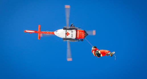 (ARA/Tomas Kika): Bergungen mit der Rettungswinde stellen für die Crew eines Notarzthelikopters immer wieder eine ganz spezielle Herausforderung dar. Deshalb müssen solche Einsätze immer wieder intensiv trainiert werden.