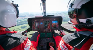 Blick ins Cockpit eines Rettungshubschraubers während eines Fluges