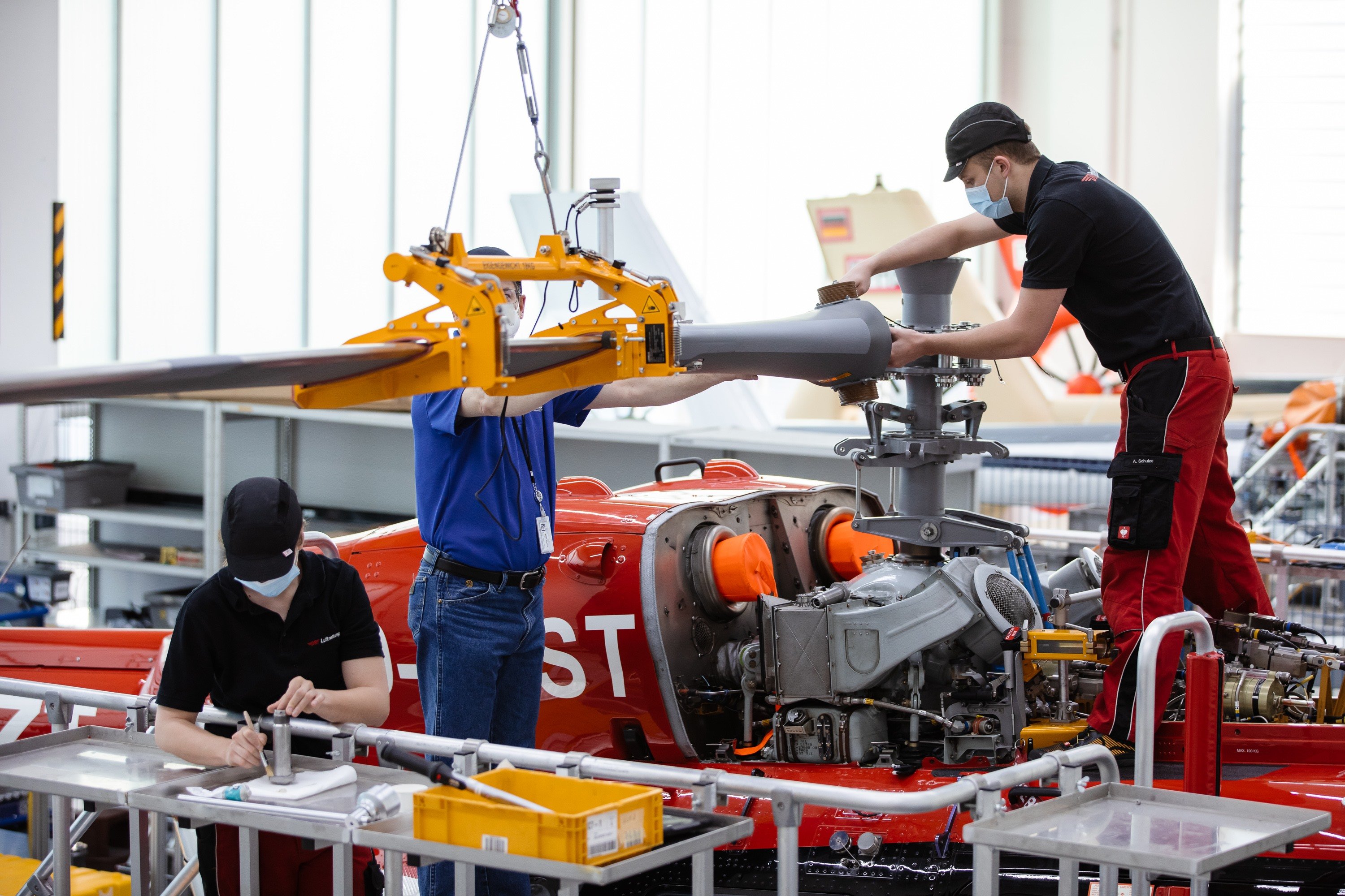 vMontage der neuen Hauptrotorblätter bei der Umrüstung einer H145 auf Fünfblattrotor (Quelle Airbus Helicopters)
