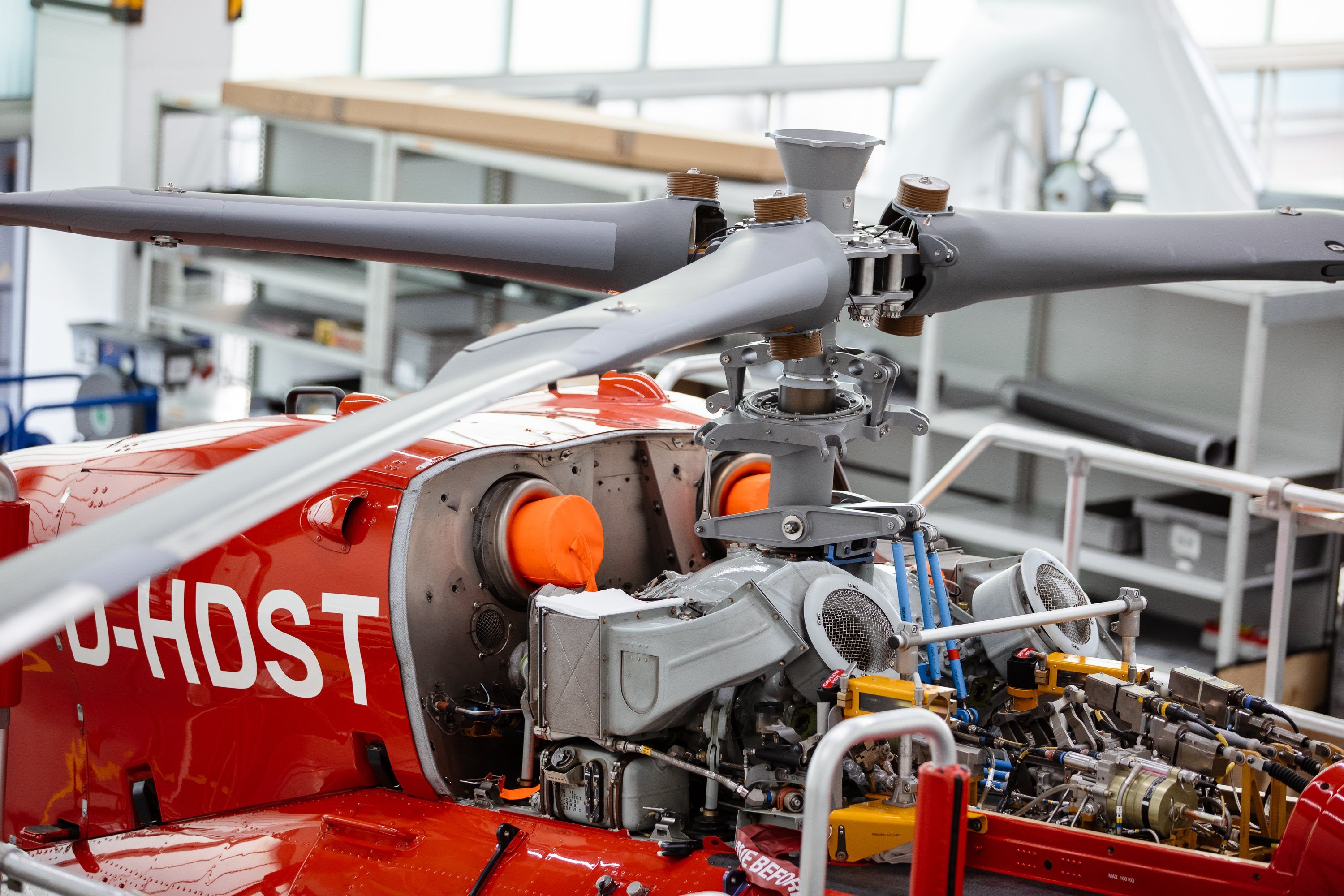 Der erste Umrüstungsprozess einer H145 auf Fünfblattrotor fand in der Werft des Herstellers Airbus Helicopters 
