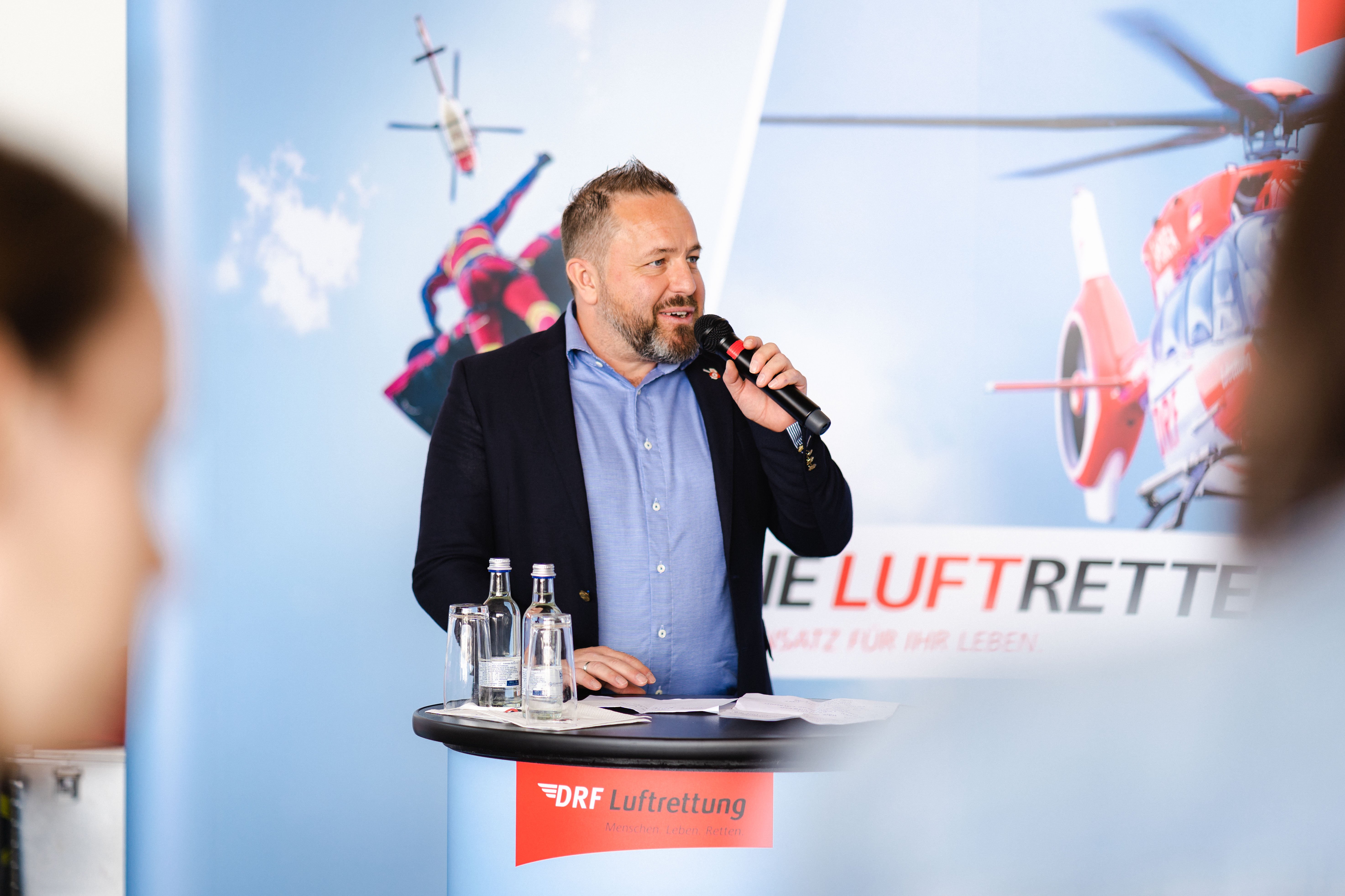 Der Vorstand Luftrettung der DRF Luftrettung Wolfgang Karlstetter bei seiner Ansprache in Regensburg