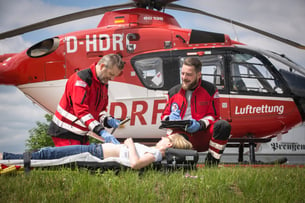 Die DRF Luftrettung nutzt im Einsatz moderne Medizintechnik. (Quelle: DRF Luftrettung)