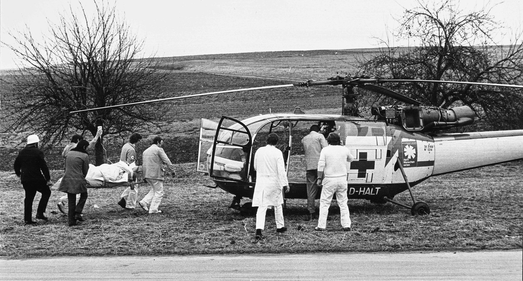 Schon 1974 galt: Luftrettung ist Teamarbeit. Bis heute arbeiten die Besatzungen der DRF Luftrettung am Einsatzort Hand in Hand unter anderem mit den bodengebundenen Rettungsdiensten, der Polizei und den Feuerwehren. (Quelle: DRF Luftrettung)