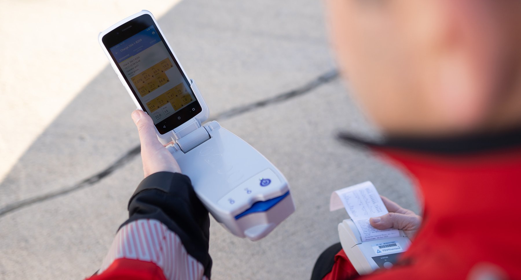 Das mobile Blutgasanalysegerät erweitert die Diagnosemöglichkeiten der Crews und verbessert so die Versorgung der Patienten (Foto: Matthias Wallot, Quelle: DRF Luftrettung)
