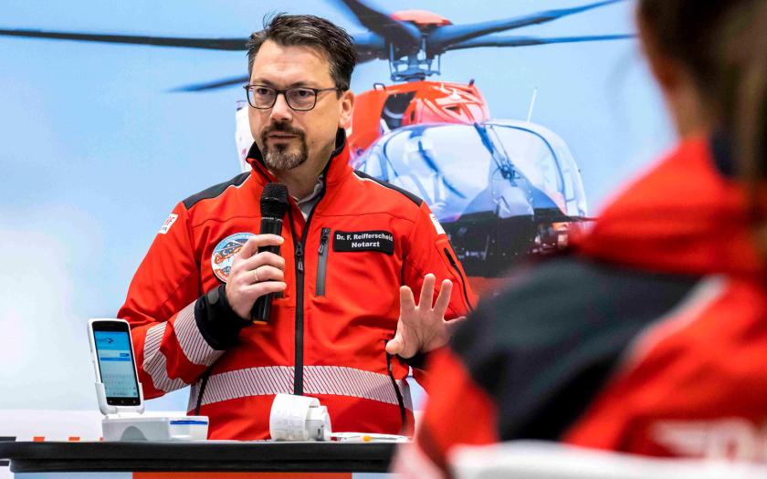 Dr. Florian Reifferscheid, leitender Notarzt der Region Nord, erläuterte, wie die Luftretter dank Blutgasanalyse noch mehr Menschenleben retten können (Foto: Peter Lühr, Quelle: DRF Luftrettung).