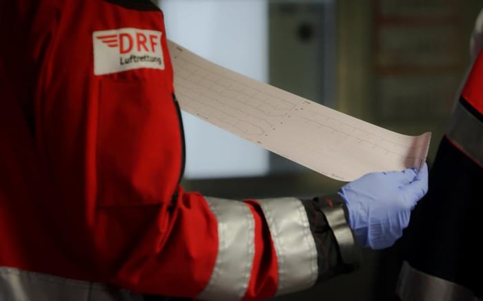 Mitarbeiter der DRF Luftrettung wertet Patientendaten aus. Quelle DRF Luftrettung-3