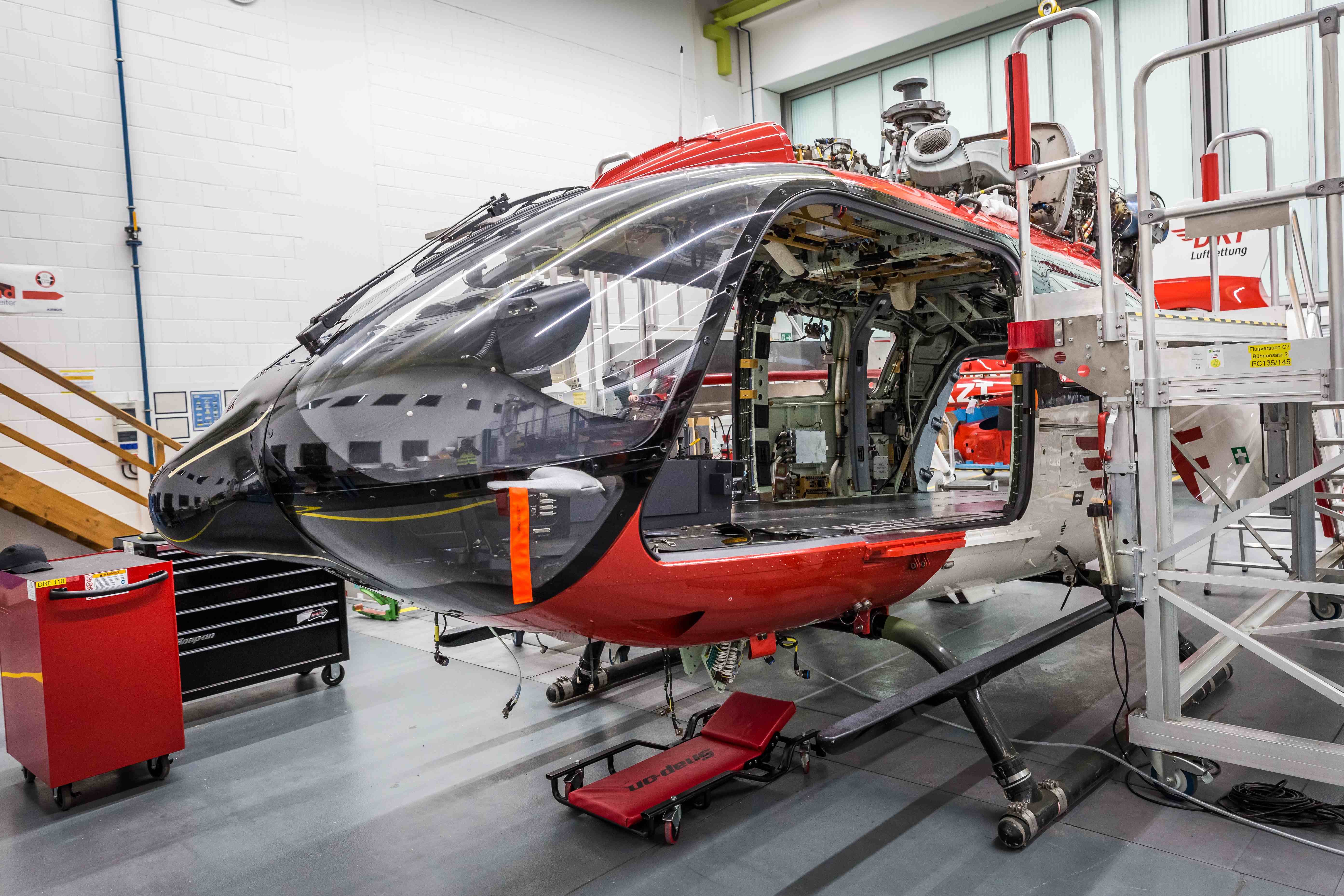 Die H145 während des Umrüstungsprozesses von Vier- auf Fünfblattrotor beim Hersteller Airbus Helicopters in Donauwörth. (Quelle Airbus Helicopters)
