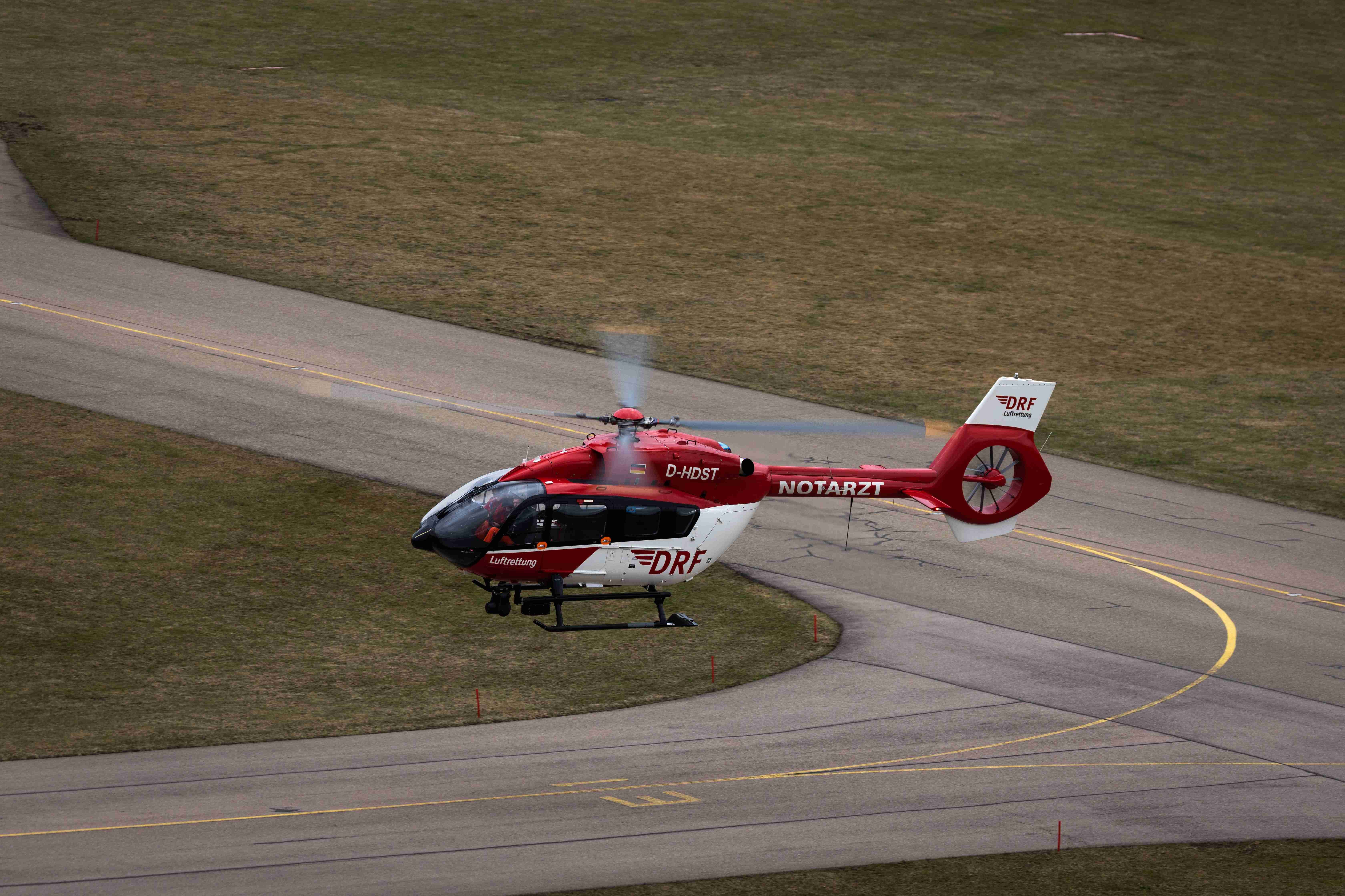 Die weltweit erste H145, die auf Fünfblattrotor umgerüstet wurde, bei ihrem letzten Flug mit Vierblattrotor. (Quelle Airbus Helicopters)
