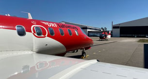 Am Flughafen Karlsruhe/Baden-Baden übernahm die Hubschraubercrew den Patienten vom Team des Learjets. (Quelle: DRF Luftrettung)