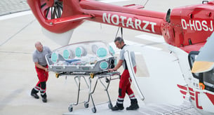 Ein EpShuttle wird von einem Mann auf das Heck eines Hubschrauber zugezogen.