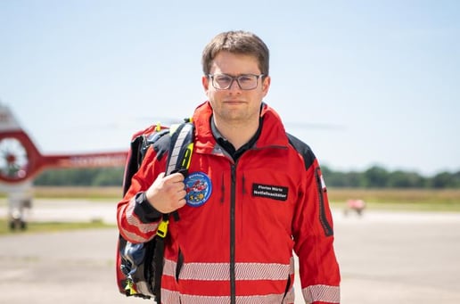 Florian Würtz ist seit fünf Jahren in Doppelfunktion für die DRF Luftrettung im Einsatz: Er kümmert sich um die medizintechnische Ausstattung der Hubschrauber und fliegt als Notfallsanitäter Dienste auf Christoph 53 der Station Mannheim. (Quelle: DRF Luftrettung)