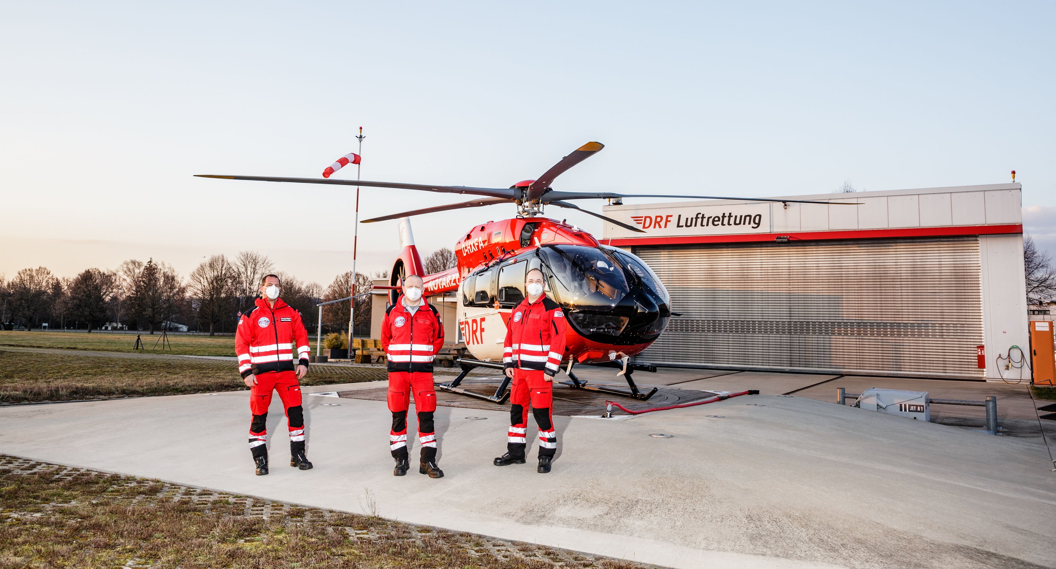 Crew der Station Stuttgart mit der neuen H145 mit Fünfblattrotor (Quelle: DRF Luftrettung)