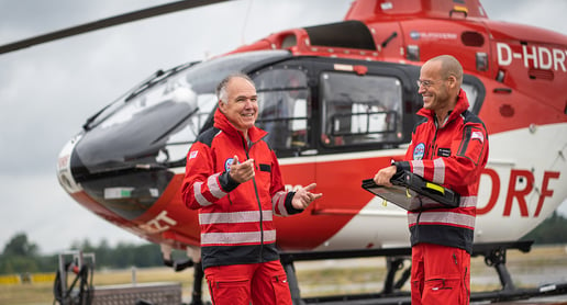 Dr. med. Jörg Braun (links), Fachbereichsleiter Medizin der DRF Luftrettung, folgt bei seiner Arbeit zu jedem Zeitpunkt dem Anspruch, das Bestmögliche für die Patientinnen und Patienten zu ermöglichen. (Quelle: DRF Luftrettung)