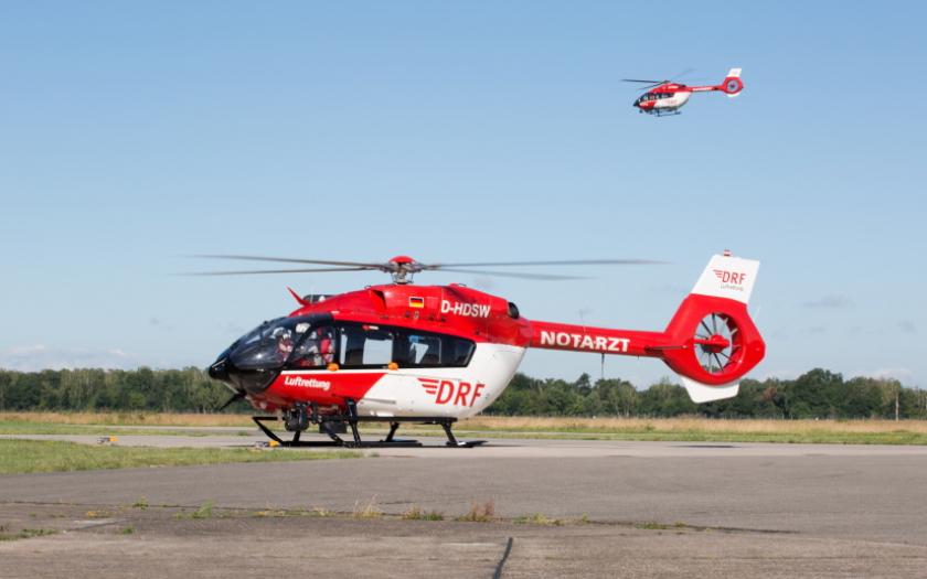 Rot-weißer Hubschrauber auf dem Landeplatz