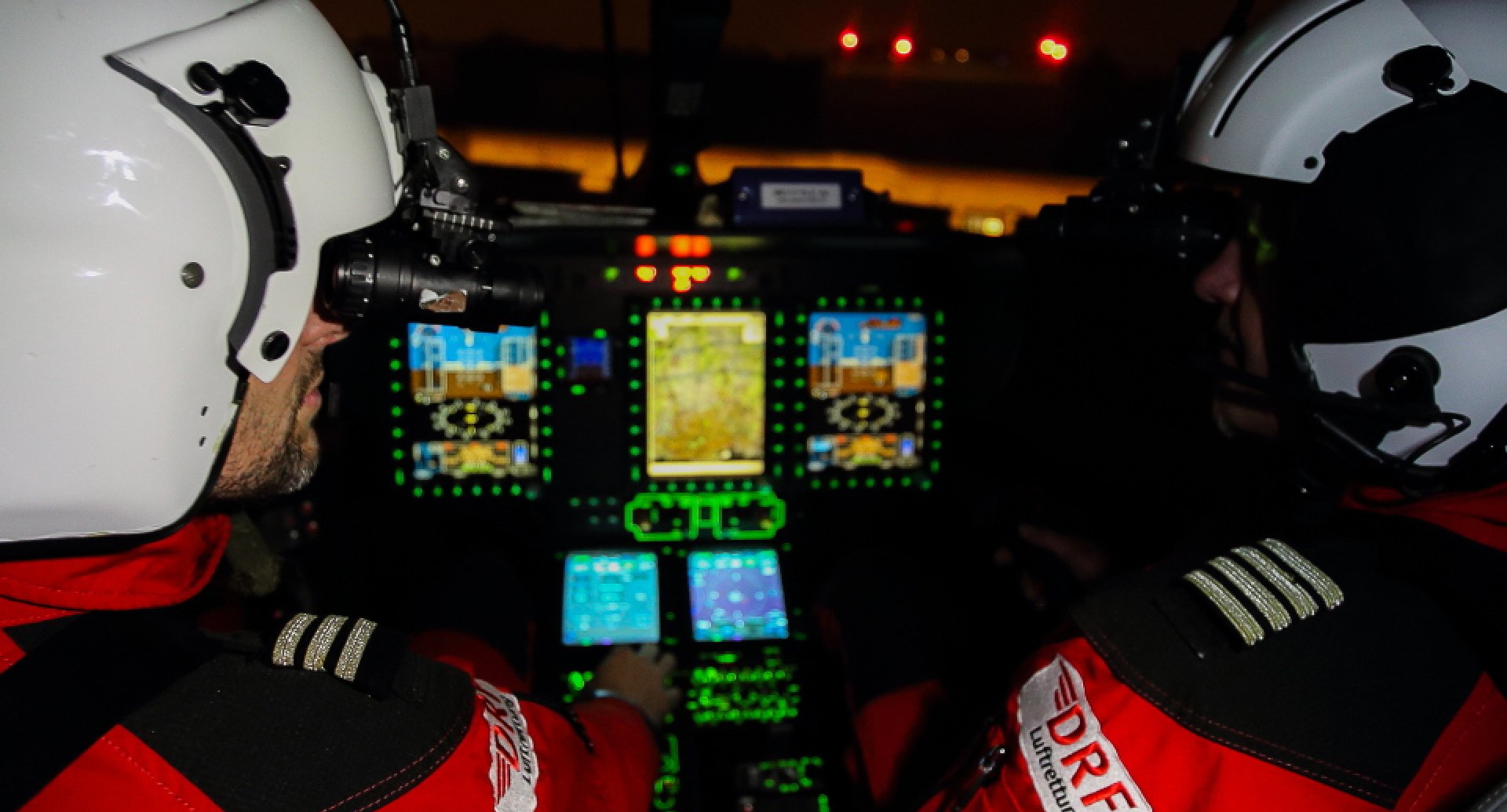 drf-luftrettung-muenchen-nachtflug-cockpit-symbolbild-960x600