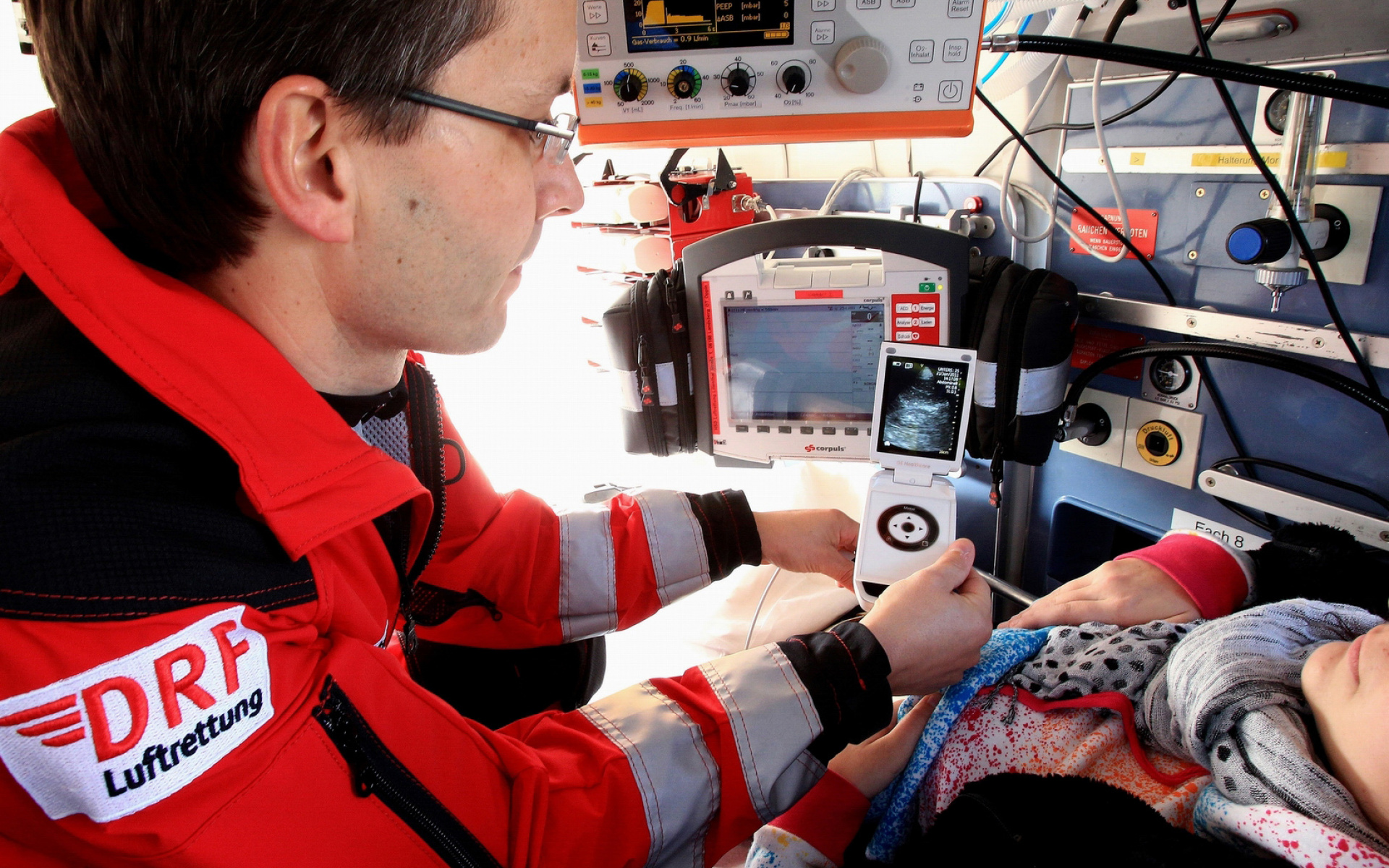 Crewmitglied der DRF Luftrettung versorgt einen Patienten