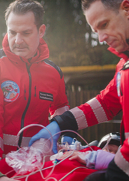 Crew der DRF Luftrettung versorgt verletztes Kind Sophia nach Notfall-Einsatz.